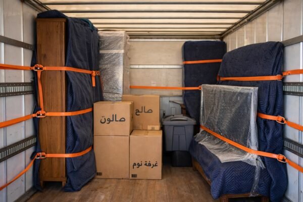 ترتيب الأثاث داخل شاحنة نقل مغلقة بأحزمة تثبيت
