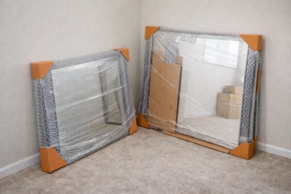 تغليف طاولة زجاجية ومرايا أثناء نقل عفش الرقة بالكويت